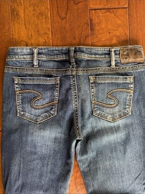 Silver Jeans Women’s Blue Denim Jeans - Classic Back Pocket Design